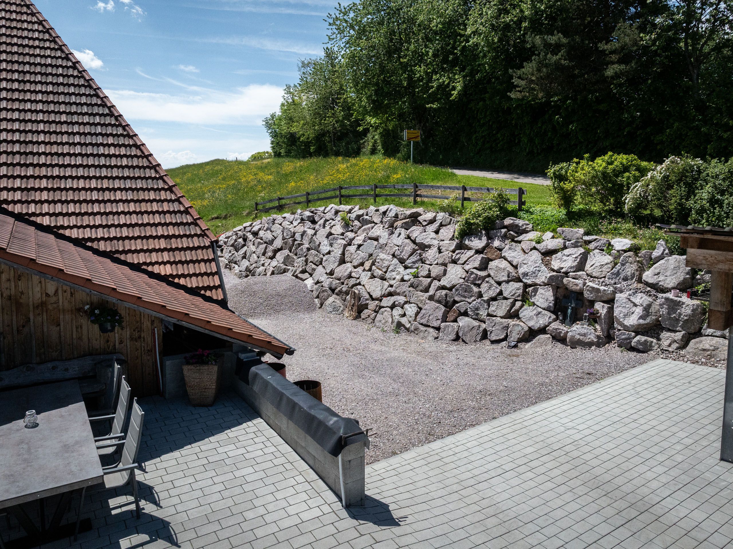 Neue Außenanlage mit Sitzplatz und großem Gartenbereich