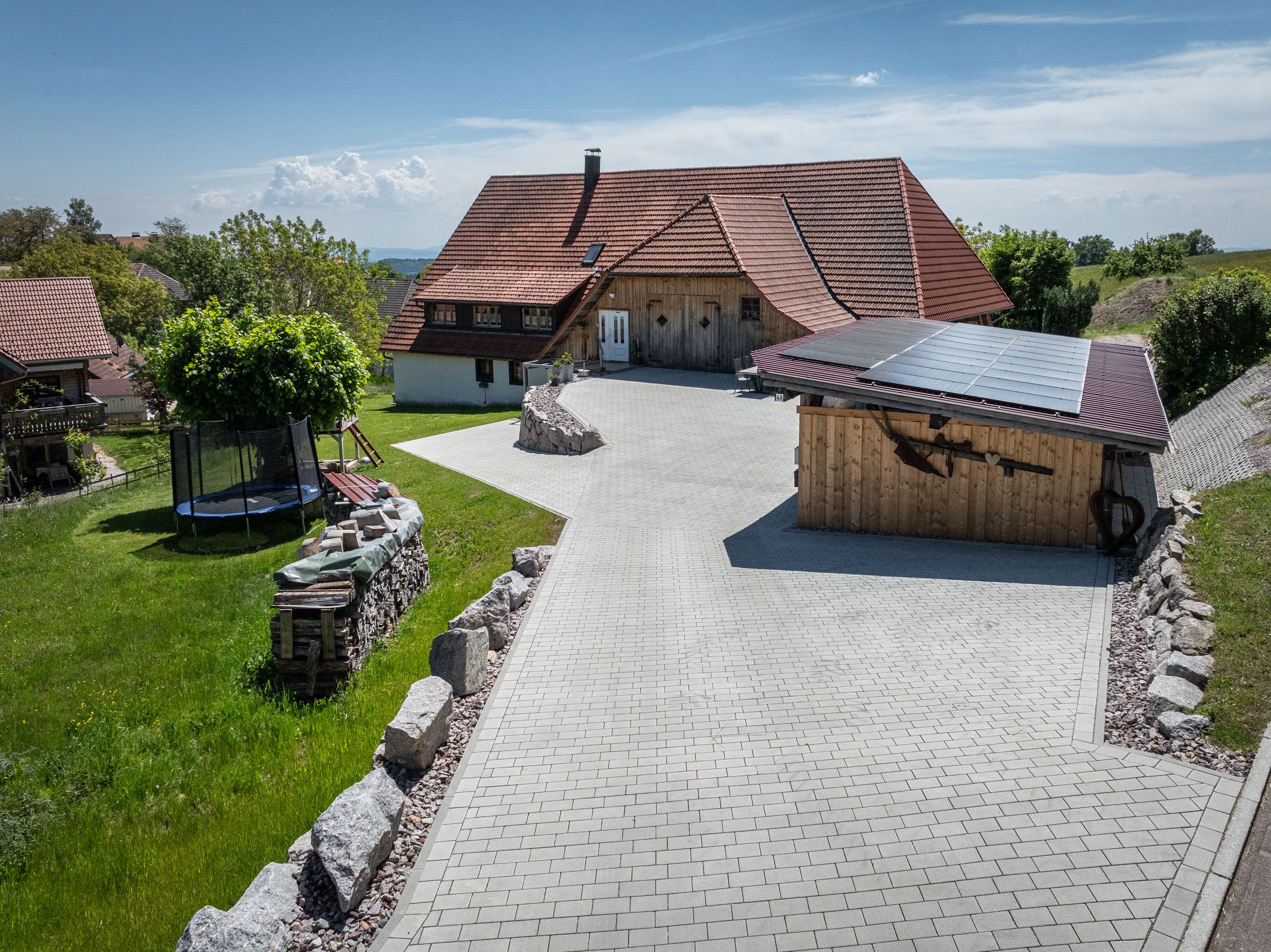 Sitzplatz mit Steintisch vor Neubau 